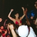 Personas disfrutando en una fiesta de música en el Institut Français de Madrid
