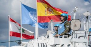 Soldados de la FINUL con banderas de España, Líbano y la ONU