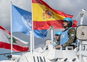 Soldados de la FINUL con banderas de España, Líbano y la ONU