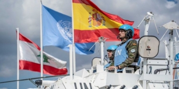 Soldados de la FINUL con banderas de España, Líbano y la ONU