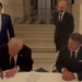 Donald Trump firma acuerdo con Emmanuel Macron en el Palacio de Versalles