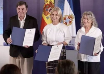 Luis García Montero y autoridades sosteniendo documentos en Jerez
