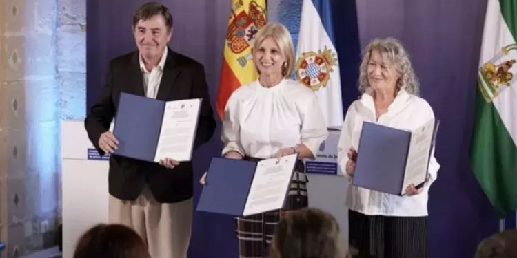 Luis García Montero y autoridades sosteniendo documentos en Jerez