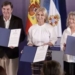 Luis García Montero y autoridades sosteniendo documentos en Jerez