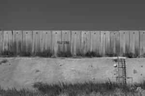 Muro de separación en Palestina con la palabra Palestina escrita