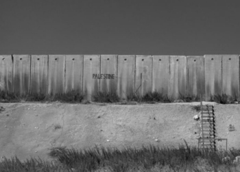 Muro de separación en Palestina con la palabra Palestina escrita