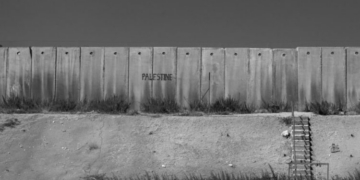 Muro de separación en Palestina con la palabra Palestina escrita