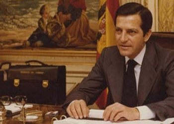 Adolfo Suárez en su despacho durante la Transición española