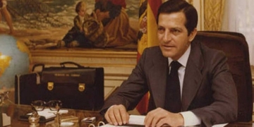 Adolfo Suárez en su despacho durante la Transición española