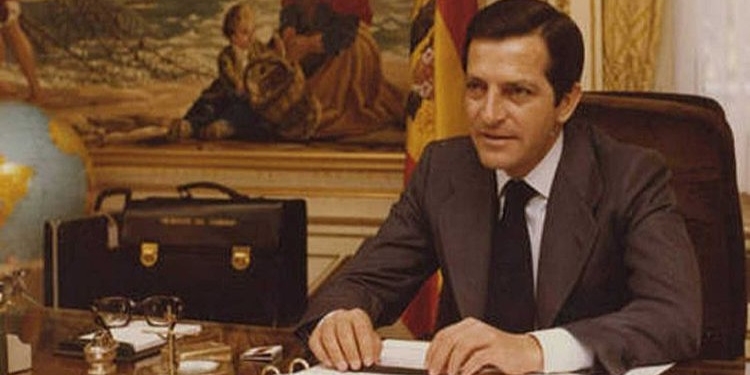 Adolfo Suárez en su despacho durante la Transición española