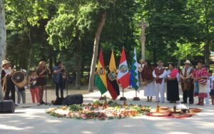 Celebración del Inti Raymi en el Parque del Retiro con danzantes y banderas