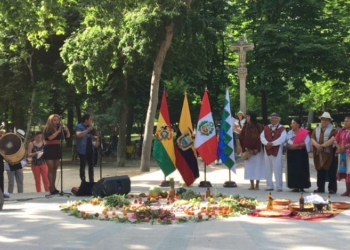 Celebración del Inti Raymi en el Parque del Retiro con danzantes y banderas