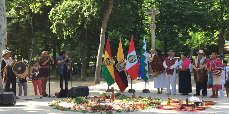 Celebración del Inti Raymi en el Parque del Retiro con danzantes y banderas