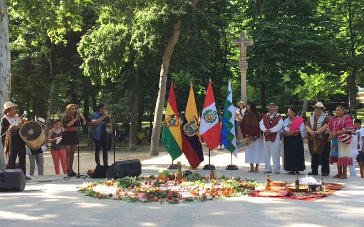 Celebración del Inti Raymi en el Parque del Retiro con danzantes y banderas