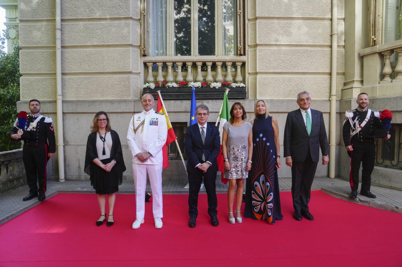 Grupo de autoridades en un evento sobre humanismo europeo en Madrid
