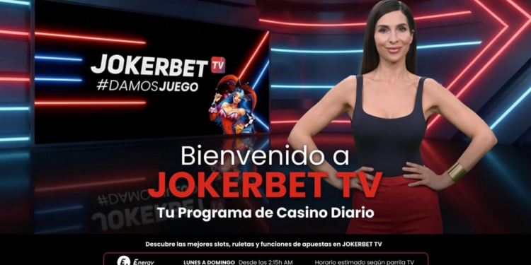 Presentadora de Jokerbet TV en un set moderno y colorido.