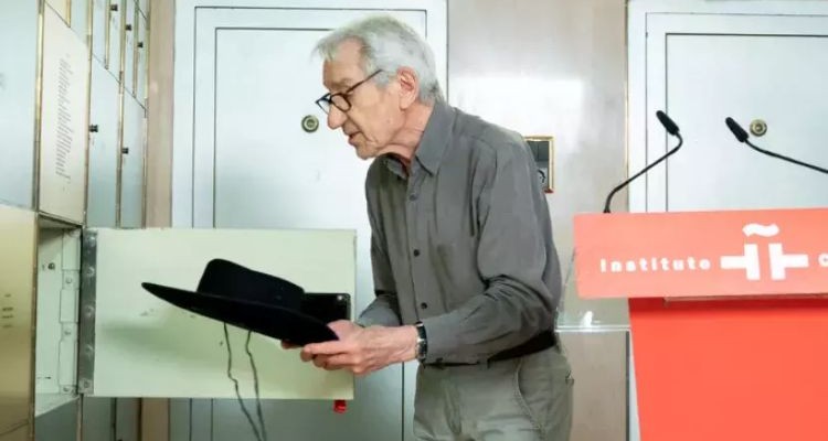 José Sacristán donates his grandfather’s “magic” hat and a toy projector to the Cervantes Institute’s Vault of Letters