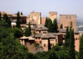 Vista panorámica de la Alhambra en Granada, España, rodeada de vegetación.