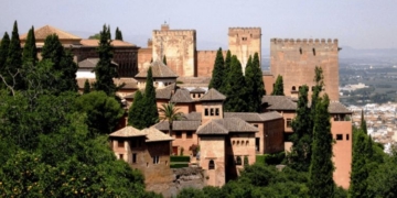 Vista panorámica de la Alhambra en Granada, España, rodeada de vegetación.