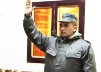 Lehbib Mohamed Abdelaziz levantando la mano en un acto oficial