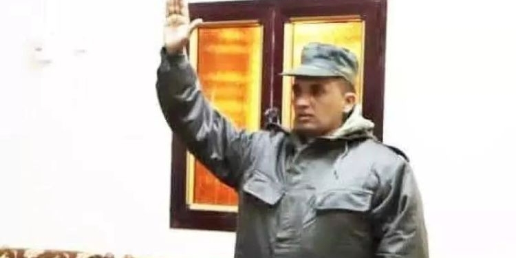 Lehbib Mohamed Abdelaziz levantando la mano en un acto oficial