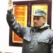 Lehbib Mohamed Abdelaziz levantando la mano en un acto oficial