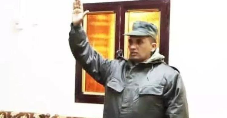 Lehbib Mohamed Abdelaziz levantando la mano en un acto oficial