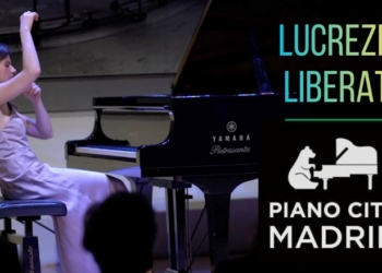 Lucrezia Liberati tocando el piano en un concierto en Madrid