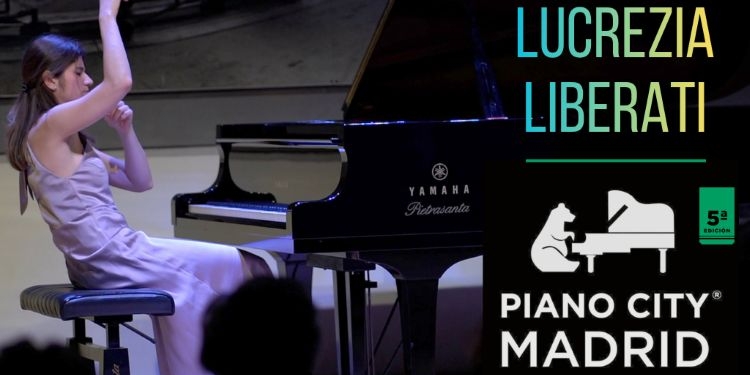 Lucrezia Liberati tocando el piano en un concierto en Madrid