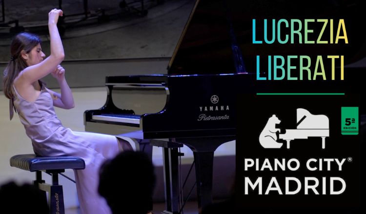 Lucrezia Liberati tocando el piano en un concierto en Madrid