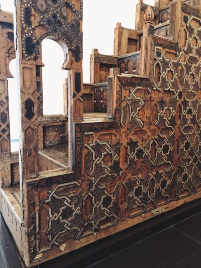 Minbar de la mezquita Kutubiyya en Marrakech con intrincados detalles decorativos