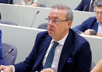 Senador José Antonio Monago durante una reunión en el Senado