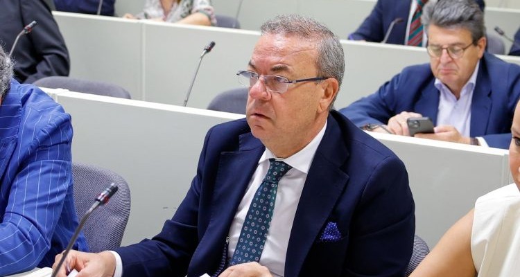 Senador José Antonio Monago durante una reunión en el Senado