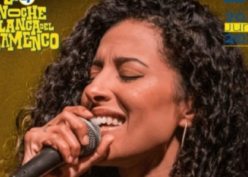 Cantaora Monia Abdelali interpretando flamenco en Córdoba