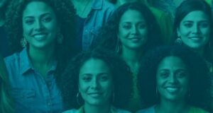 Grupo de mujeres sonriendo en un evento sobre mediación y paz
