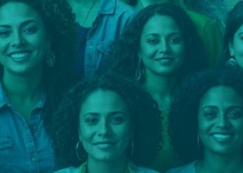 Grupo de mujeres sonriendo en un evento sobre mediación y paz