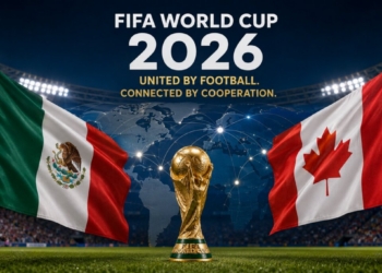 Trofeo de la Copa Mundial 2026 con banderas de Canadá y México