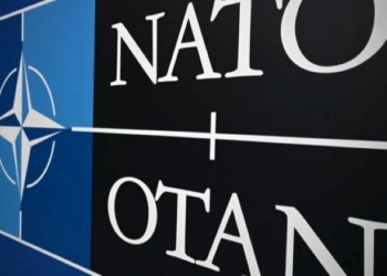 Logotipo de la OTAN en fondo azul y negro
