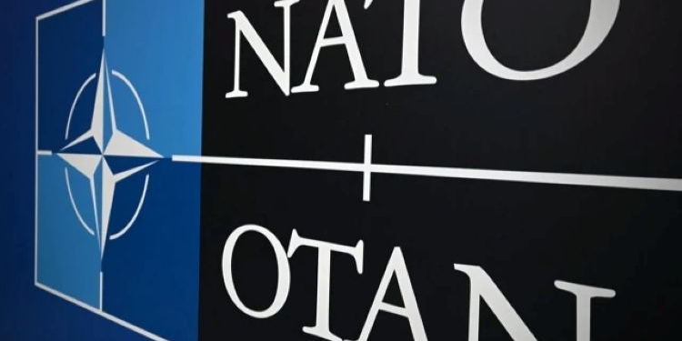 Logotipo de la OTAN en fondo azul y negro