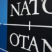 Logotipo de la OTAN en fondo azul y negro