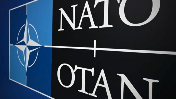 Logotipo de la OTAN en fondo azul y negro