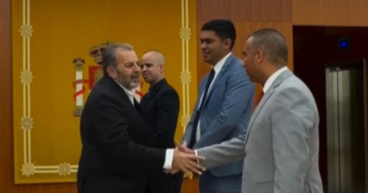 Timoteo Zambrano saludando a otros diplomáticos en España