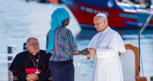 El Papa León XIV interactuando con una mujer en el muelle de Arguineguín