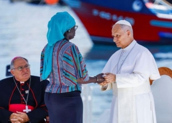 El Papa León XIV interactuando con una mujer en el muelle de Arguineguín