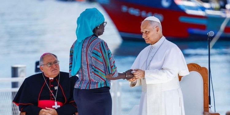 El Papa León XIV interactuando con una mujer en el muelle de Arguineguín