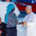 El Papa León XIV interactuando con una mujer en el muelle de Arguineguín
