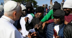 El Papa León XIV interactuando con migrantes en Tenerife