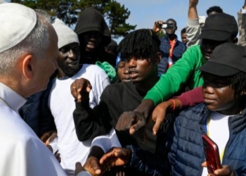 El Papa León XIV interactuando con migrantes en Tenerife