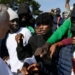 El Papa León XIV interactuando con migrantes en Tenerife
