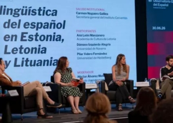 Panel de expertos discutiendo sobre la demolingüística del español en los países bálticos